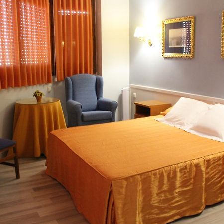 Hostal Montserrat Tona Esterno foto