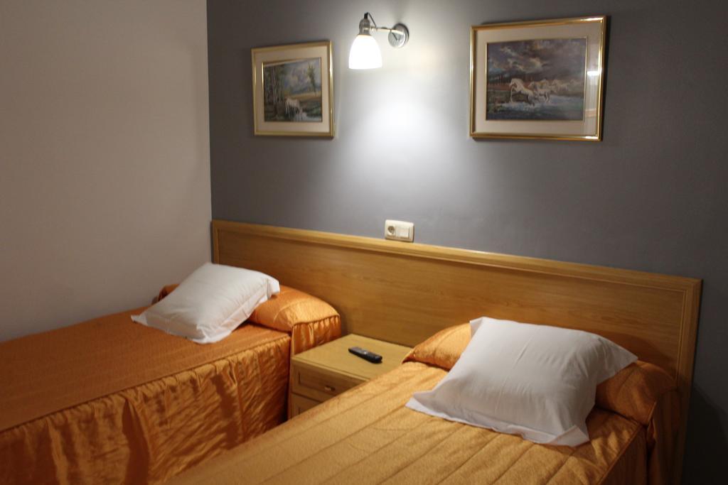 Hostal Montserrat Tona Esterno foto