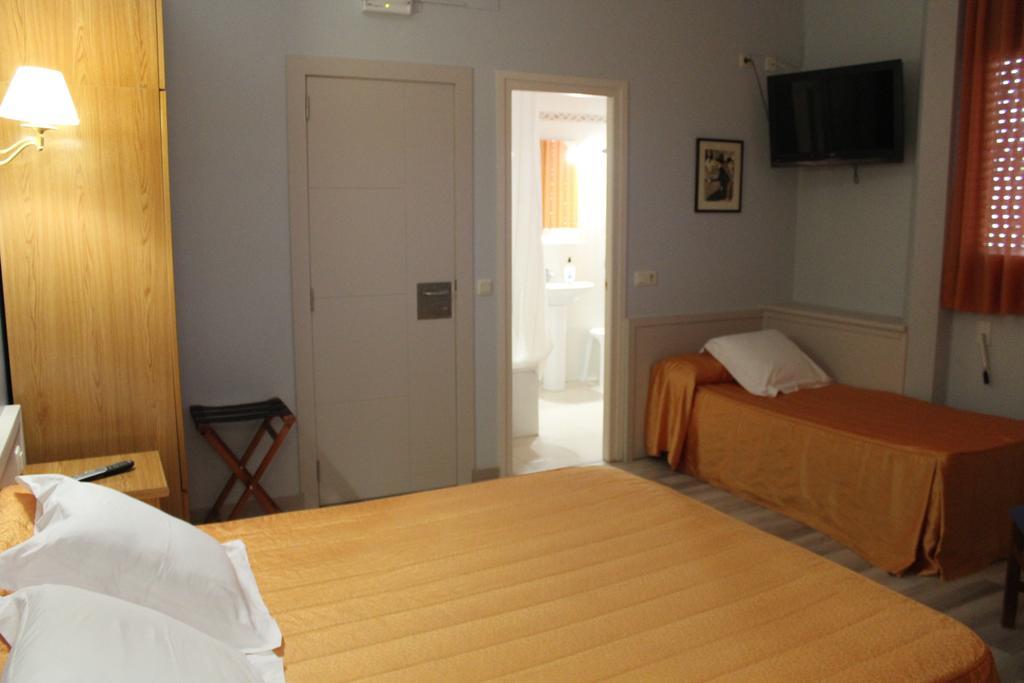 Hostal Montserrat Tona Esterno foto