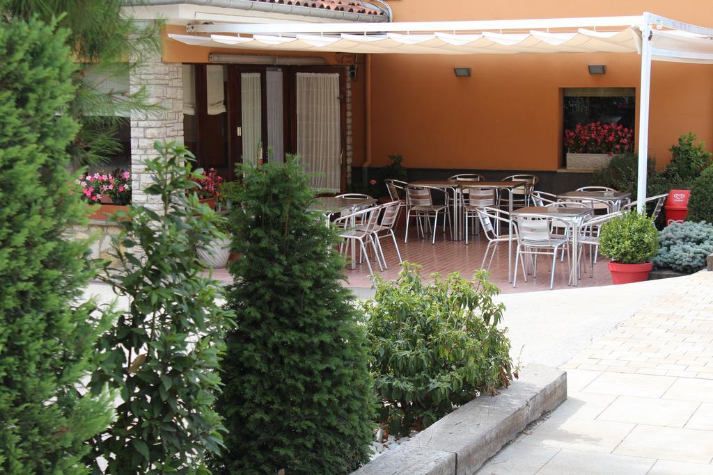Hostal Montserrat Tona Esterno foto