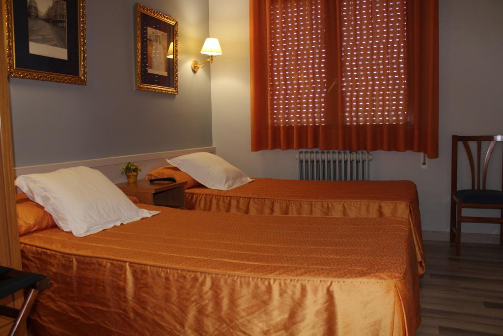 Hostal Montserrat Tona Esterno foto