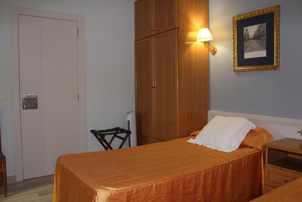 Hostal Montserrat Tona Esterno foto