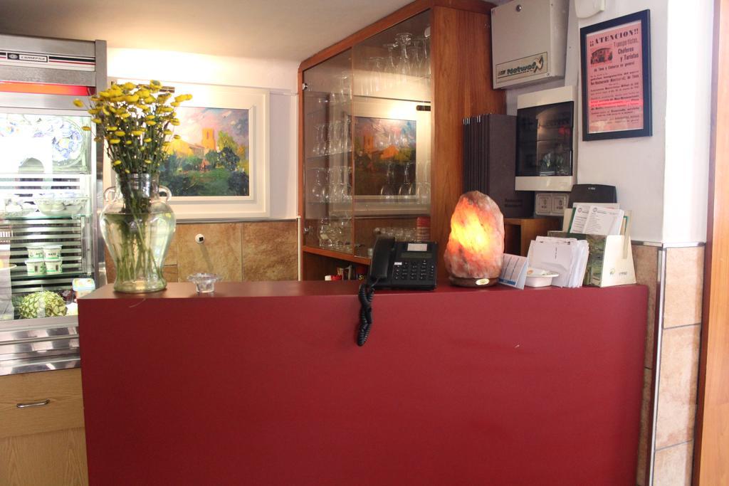 Hostal Montserrat Tona Esterno foto