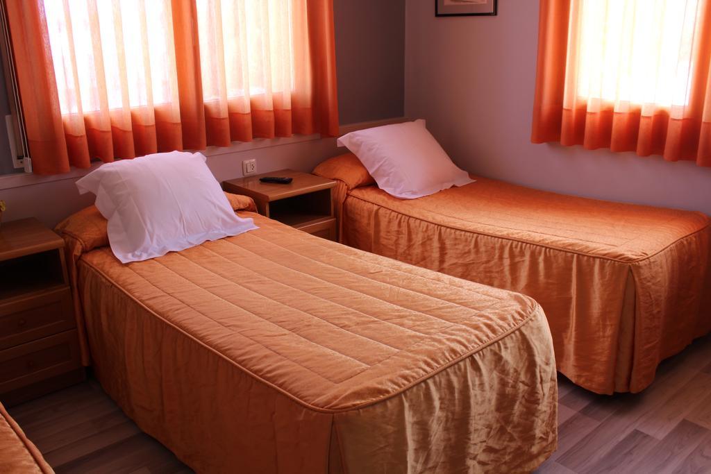 Hostal Montserrat Tona Esterno foto
