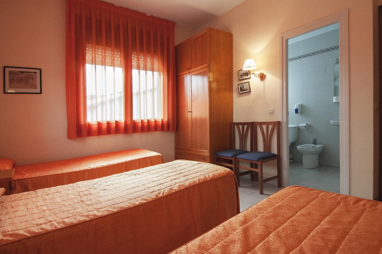Hostal Montserrat Tona Esterno foto